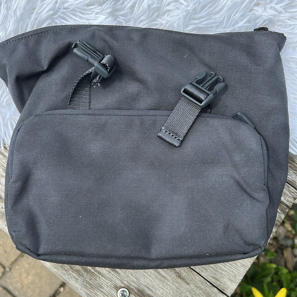 lululemon athletica Dark Gray Early Embark Kit
5L - Picture 7 of 14